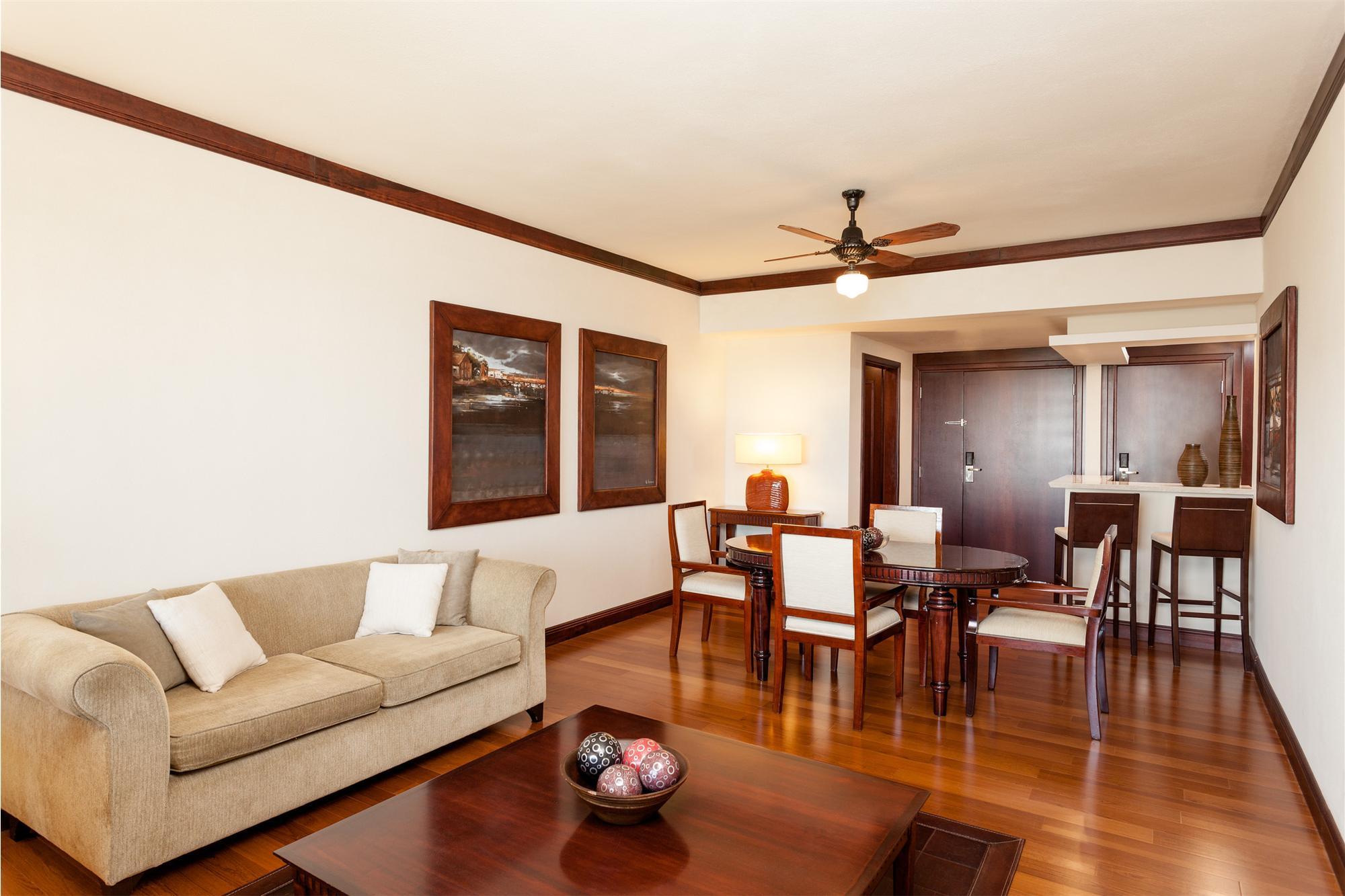 Sheraton Colonia Golf & Spa Resort Colonia del Sacramento Exterior foto A living room with a ceiling fan