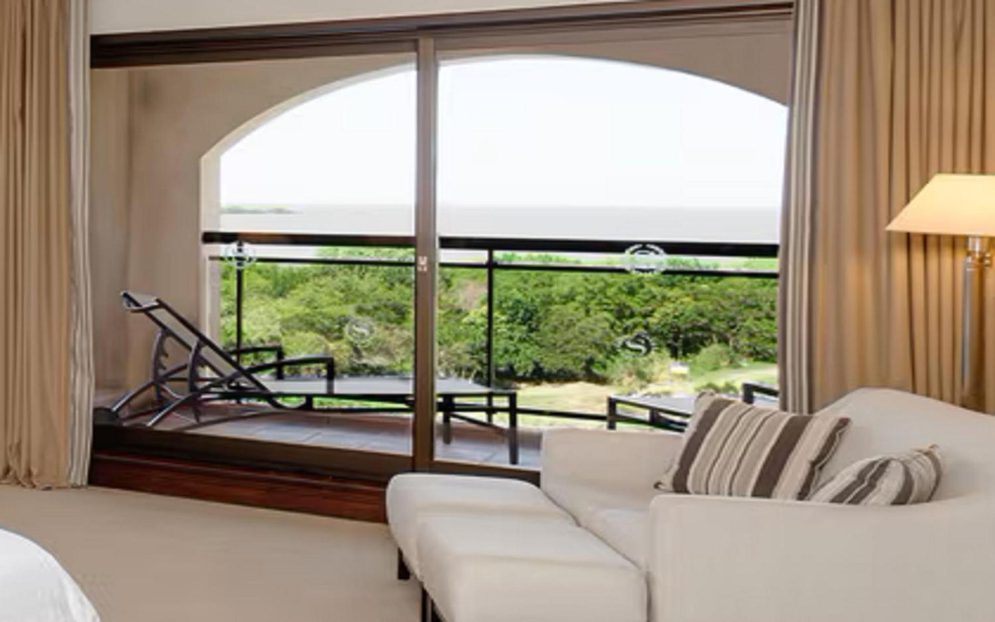 Sheraton Colonia Golf & Spa Resort Colonia del Sacramento Exterior foto A window with a roller blind