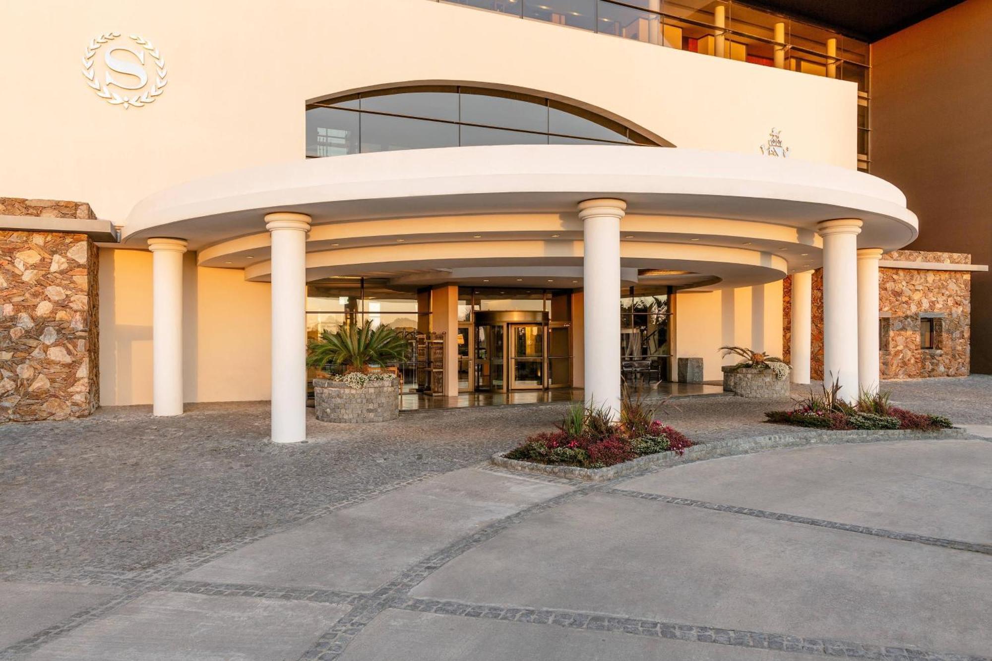 Sheraton Colonia Golf & Spa Resort Colonia del Sacramento Exterior foto Entrance of the hotel