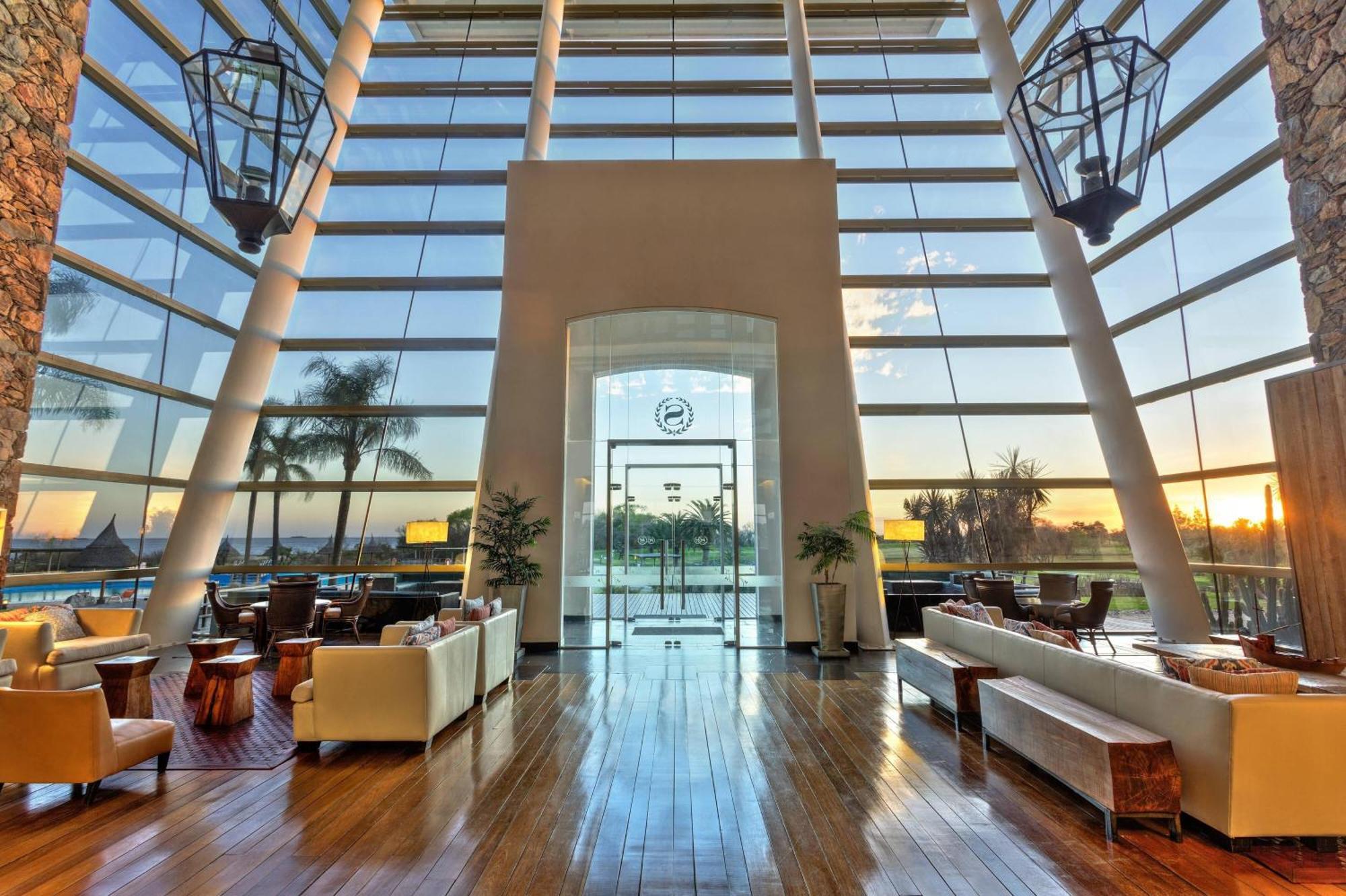 Sheraton Colonia Golf & Spa Resort Colonia del Sacramento Exterior foto The interior of the airport's VIP lounge