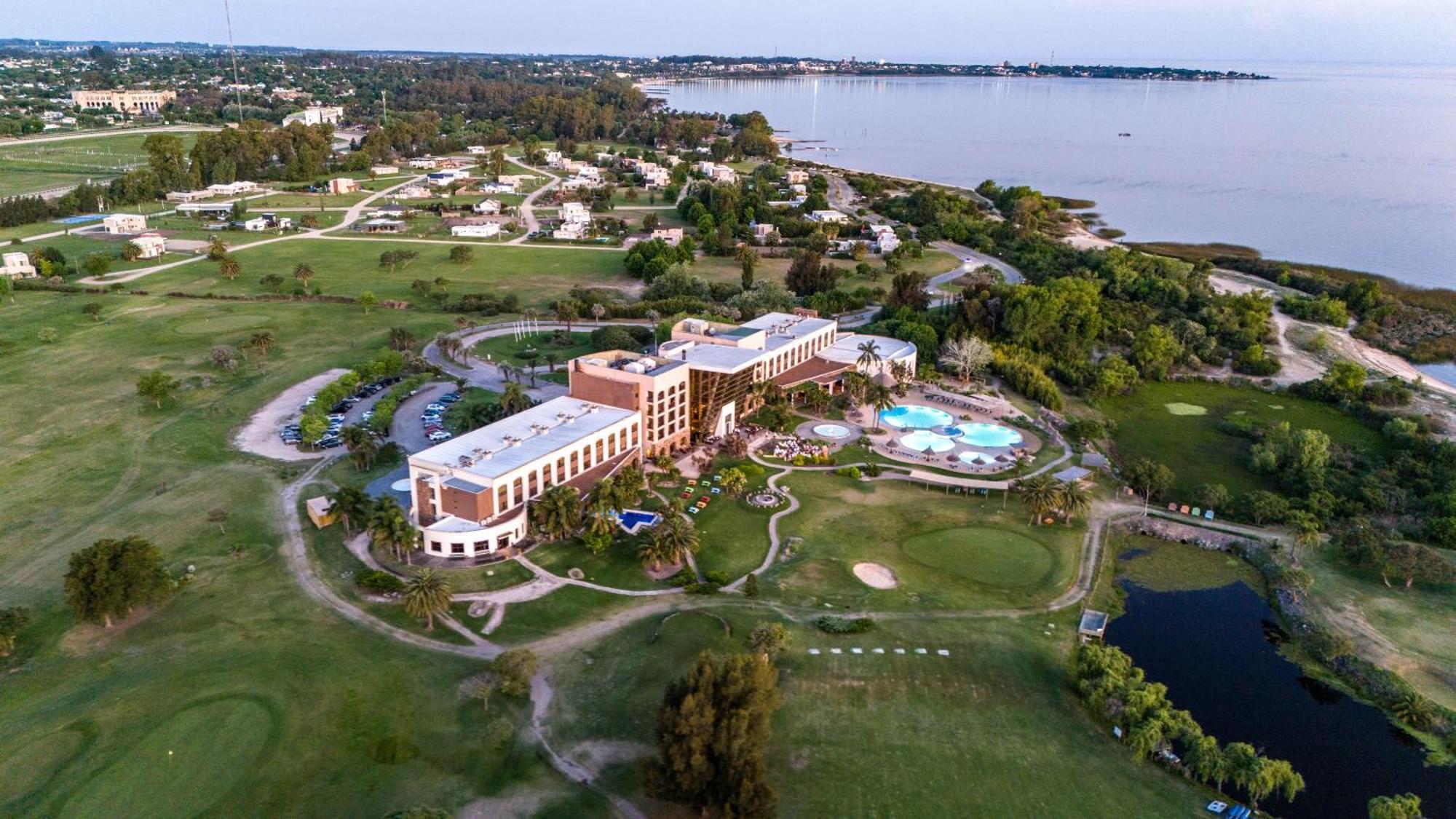 Sheraton Colonia Golf & Spa Resort Colonia del Sacramento Exterior foto Aerial view of the hotel