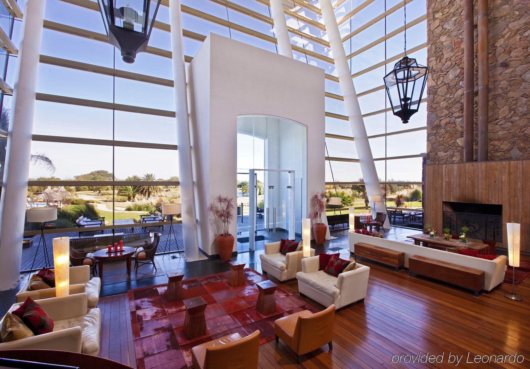 Sheraton Colonia Golf & Spa Resort Colonia del Sacramento Interior foto Interior of the clubhouse